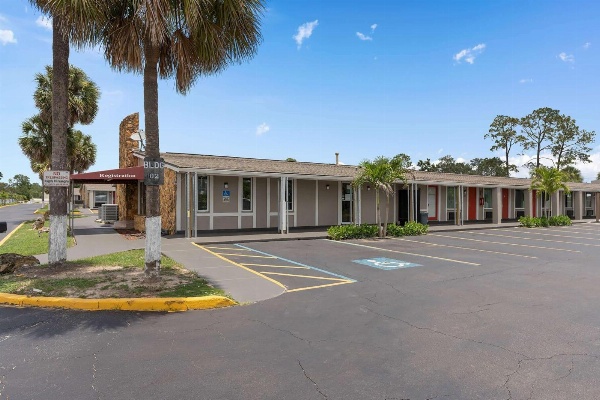 Super 8 by Wyndham Kissimmee-Orlando image 1